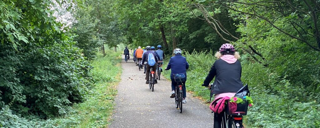 Fahrradfahrende in der Natur