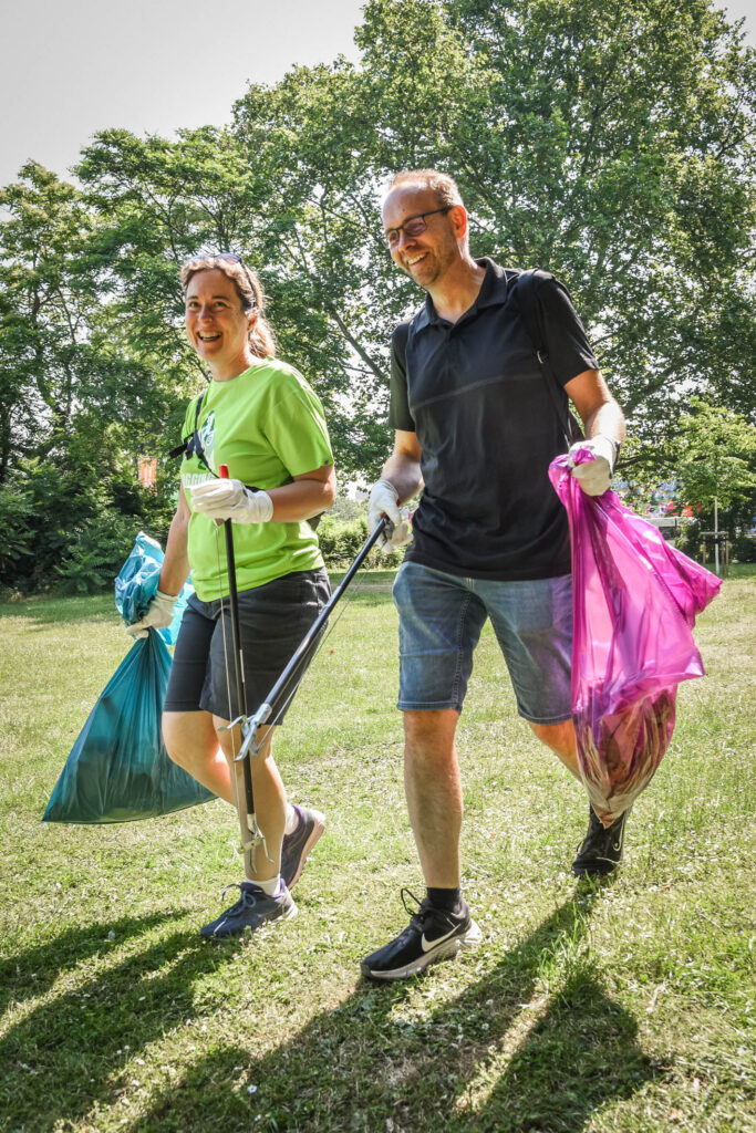 2 Personen bei der Aufräum-Aktion "Plogging"