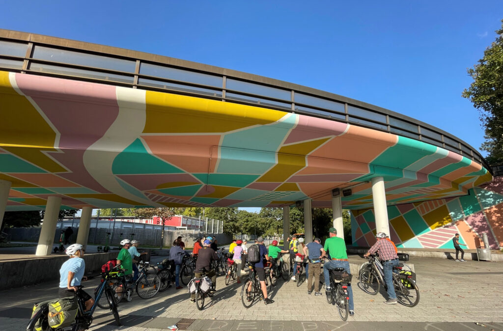 Eine Gruppe Fahrradfahrer am Berliner Platz in Ludwigshafen