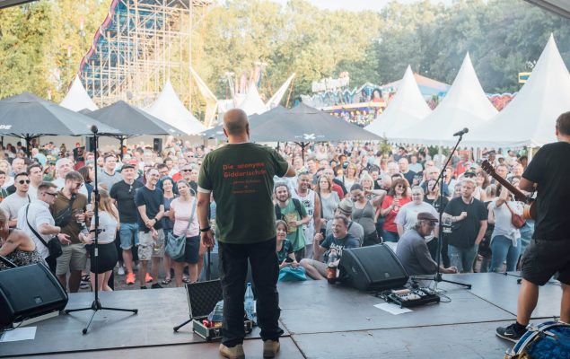 Bühne mit Publikum auf dem Pfalzfest 2023