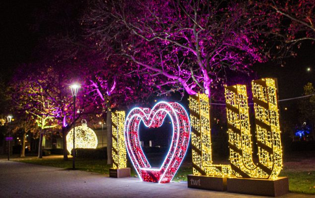 Leuchtobjekte "I love LU" und begehbare Weihnachtskugel